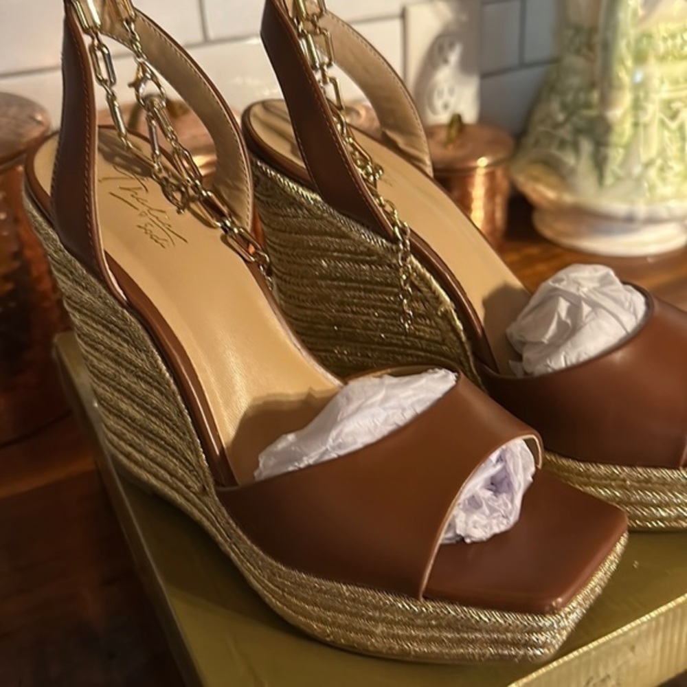Size 9 NIB brown shoes. Platform sandal. Gold accents. - Picture 1 of 4